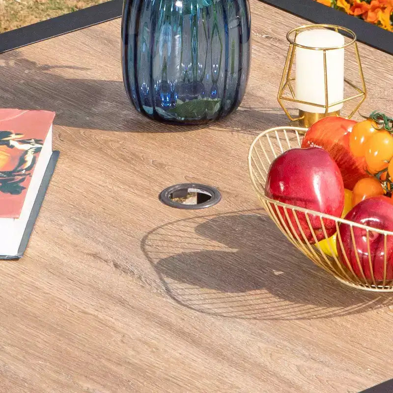 Ensemble de patio 5 pièces avec table carrée en faux bois et chaises longues inclinables en textilène avec accoudoirs - Captiva Designs : Repas en extérieur, résistant aux intempéries