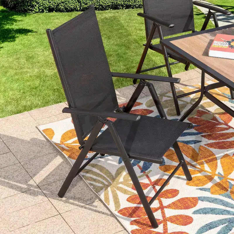 Ensemble de patio 5 pièces avec table carrée en faux bois et chaises longues inclinables en textilène avec accoudoirs - Captiva Designs : Repas en extérieur, résistant aux intempéries