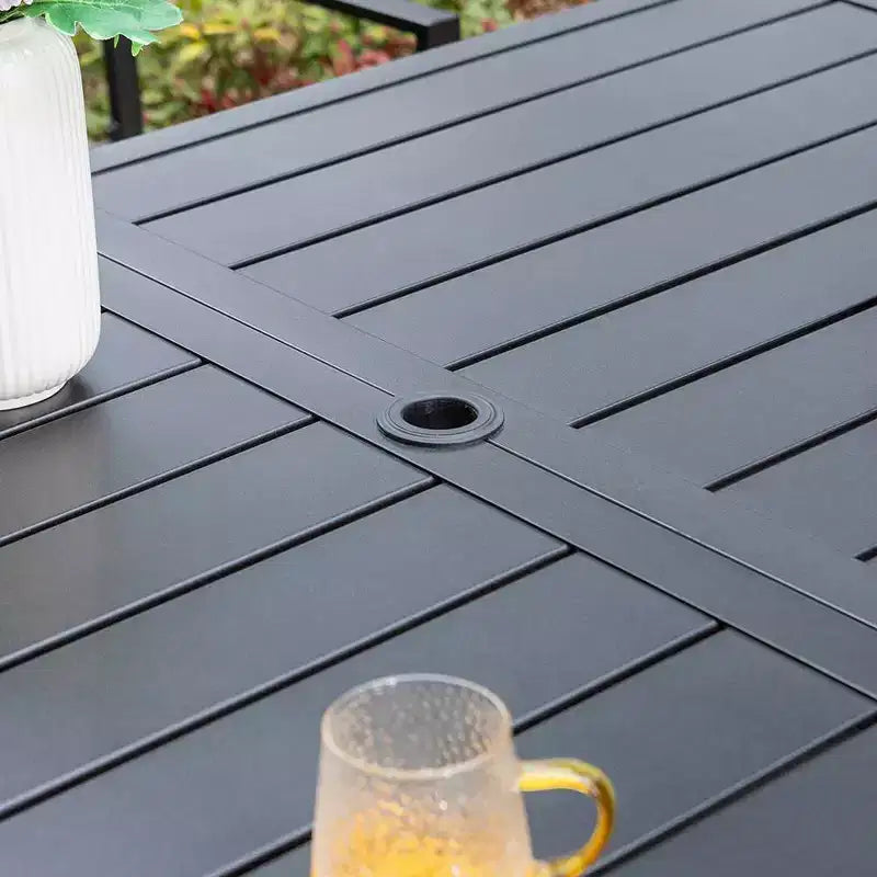 Ensemble de patio avec table en acier avec trou pour parasol de 1,57 po et fauteuils rembourrés pivotants à 360° en acier – Captiva Designs : Résistant aux intempéries