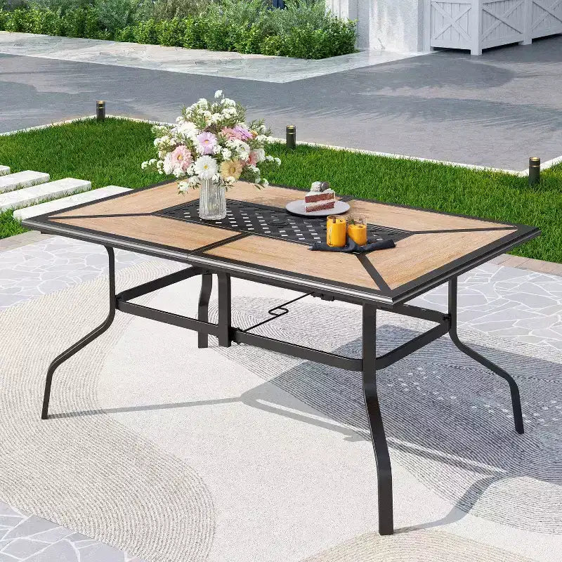 Ensemble de salle à manger d'extérieur 7 pièces Captiva Designs avec table en faux bois/acier avec trou pour parasol et chaises en métal rembourrées avec accoudoirs
