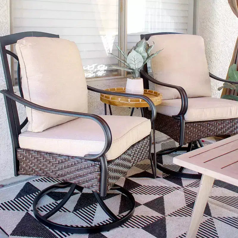 Ensemble de salle à manger extérieur 7 pièces avec chaises pivotantes avec coussins d'assise et de dossier et table en faux bois avec cadre en métal et trou pour parasol - Captiva Designs
