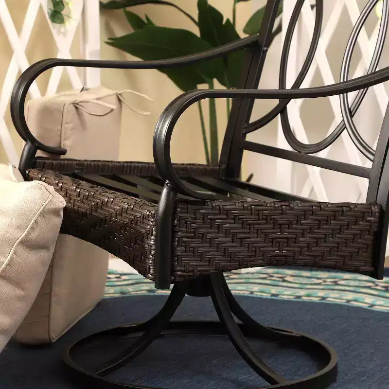 Ensemble de salle à manger extérieur 7 pièces avec chaises pivotantes avec coussins d'assise et de dossier et table en faux bois avec cadre en métal et trou pour parasol - Captiva Designs