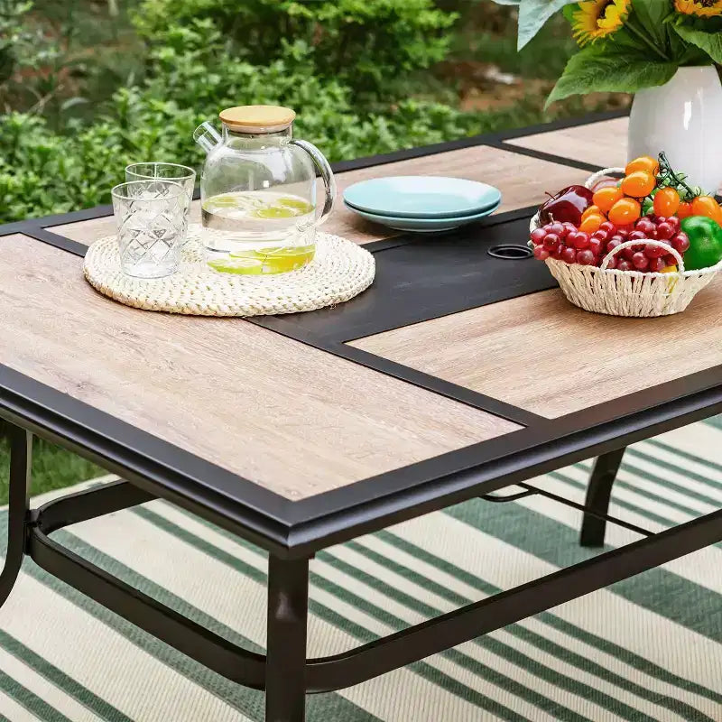 Ensemble de salle à manger extérieur 7 pièces avec 2 chaises pivotantes et table en similibois avec trou pour parasol - Captiva Designs : Meubles de patio résistants aux intempéries