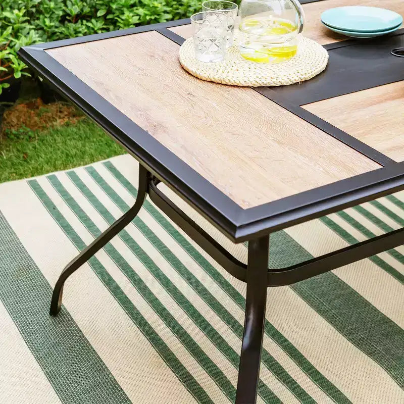 Ensemble de salle à manger extérieur 7 pièces avec 2 chaises pivotantes et table en similibois avec trou pour parasol - Captiva Designs : Meubles de patio résistants aux intempéries
