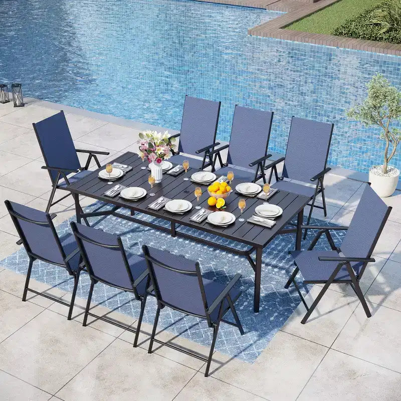 Captiva Designs Ensemble 9 pièces Table rectangulaire spacieuse à lattes en métal avec trou pour parasol et chaises pliantes inclinables en textilène