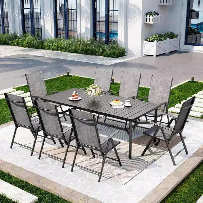 Captiva Designs Ensemble 9 pièces Table rectangulaire spacieuse à lattes en métal avec trou pour parasol et chaises pliantes inclinables en textilène