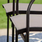 Captiva Designs Table carrée spacieuse à lattes 9 pièces en métal avec trou pour parasol et chaises de salle à manger fixes en toile textile