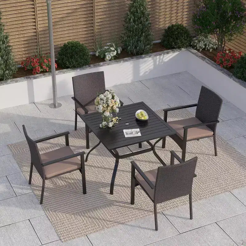 Captiva Designs – Ensemble de salle à manger 5 pièces pour patio, table à cadre en acier avec trou pour parasol et chaises en rotin avec coussins amovibles