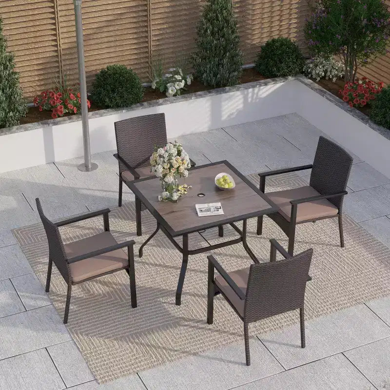 Captiva Designs – Ensemble de salle à manger 5 pièces pour patio, table à cadre en acier avec trou pour parasol et chaises en rotin avec coussins amovibles