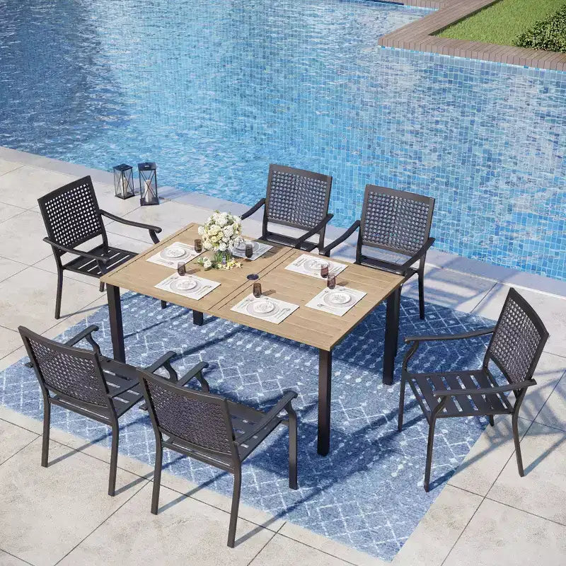 Captiva Designs Ensemble de 7 pièces de salle à manger d'extérieur en acier aspect bois avec trou pour parasol et chaises empilables à motif cible