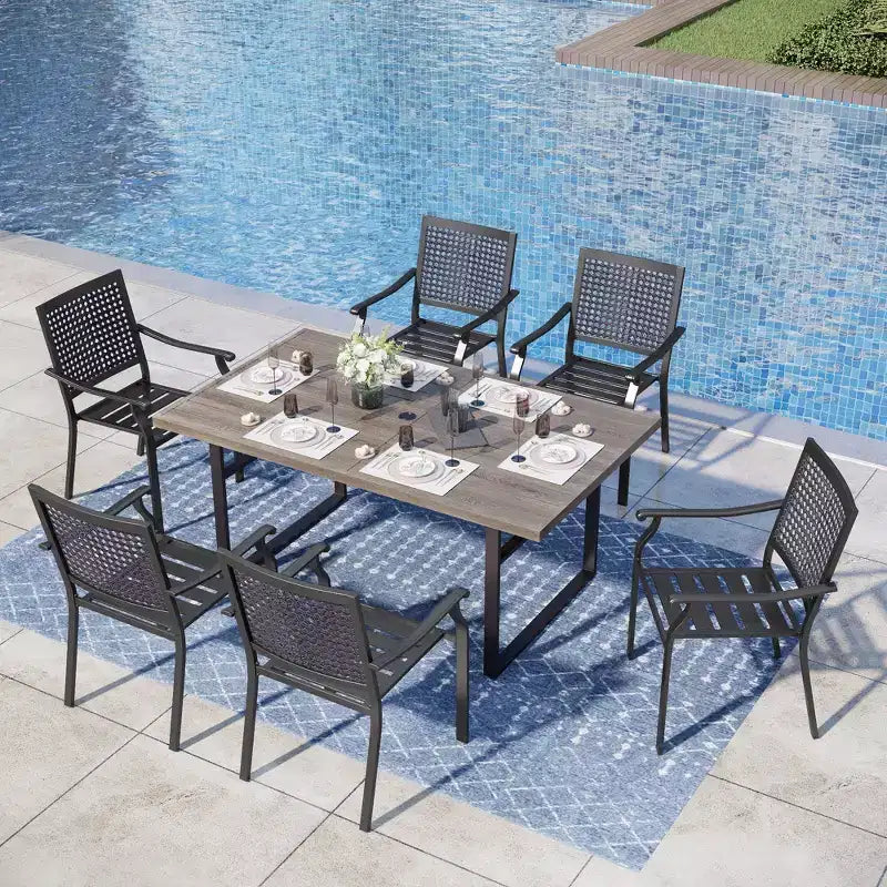 Captiva Designs Ensemble de 7 pièces de salle à manger d'extérieur en acier aspect bois avec trou pour parasol et chaises empilables à motif cible