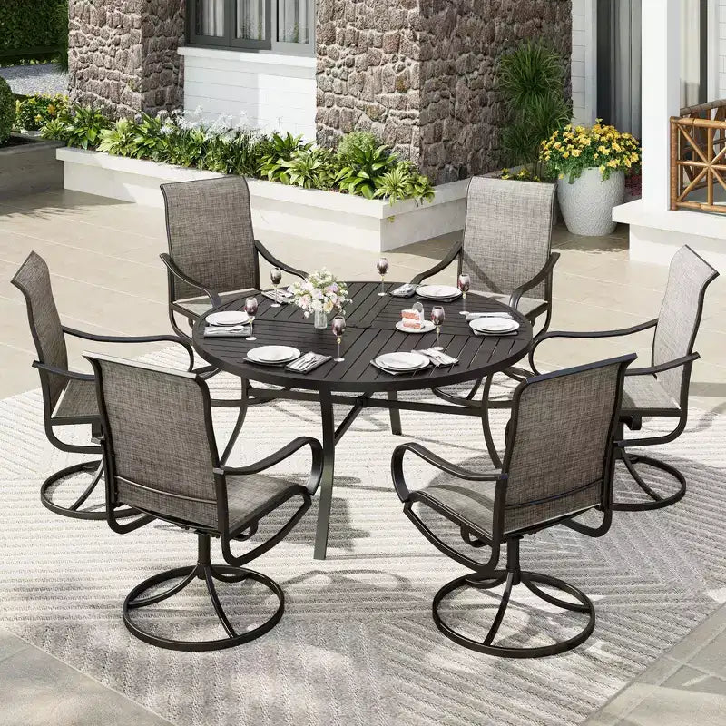 Captiva Designs, table ronde à lattes en acier noir 7 pièces avec trou pour parasol et chaises pivotantes en textilène