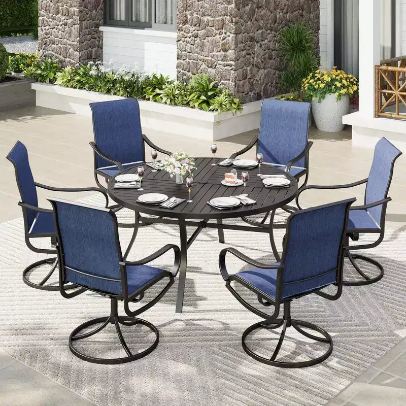 Captiva Designs, table ronde à lattes en acier noir 7 pièces avec trou pour parasol et chaises pivotantes en textilène