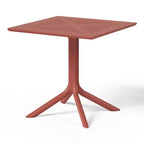 Ensemble de table à manger de terrasse WestinTrends Playa Modern 5 pièces en résine avec chaises de salle à manger de terrasse empilables, rouge
