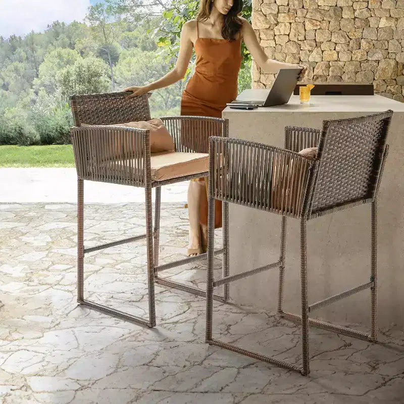 VINGLI Ensemble de bar de terrasse 3 pièces en osier, table de bar et tabourets de bar d'extérieur avec étagère de rangement et coussins, table et chaises d'extérieur hauteur bar
