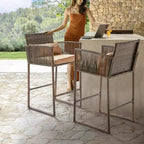 VINGLI Ensemble de bar de terrasse 3 pièces en osier, table de bar et tabourets de bar d'extérieur avec étagère de rangement et coussins, table et chaises d'extérieur hauteur bar