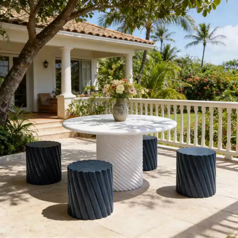 Ensemble de salle à manger d'extérieur moderne Christopher Knight Home Teodora de 5 pièces en béton léger avec tabourets cannelés