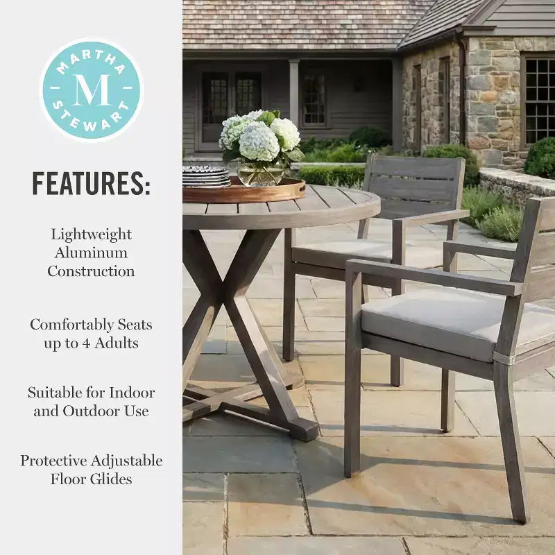 Ensemble de patio Martha Stewart Bedford 5 pièces en aluminium, 4 fauteuils de salle à manger empilables avec coussins, table ronde à piètement tréteau de 36 po, fini grain de bois brossé