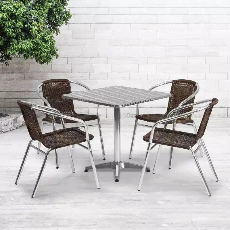 Ensemble de table de jardin de patio carrée en aluminium Emma et Oliver de 27,5 avec 4 chaises en rotin
