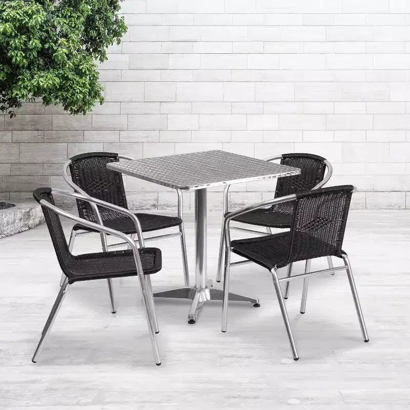 Ensemble de table de jardin de patio carrée en aluminium Emma et Oliver de 27,5 avec 4 chaises en rotin