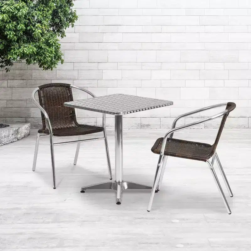 Ensemble de table de patio de jardin en aluminium carré Emma et Oliver 23,5 po avec 2 chaises en rotin