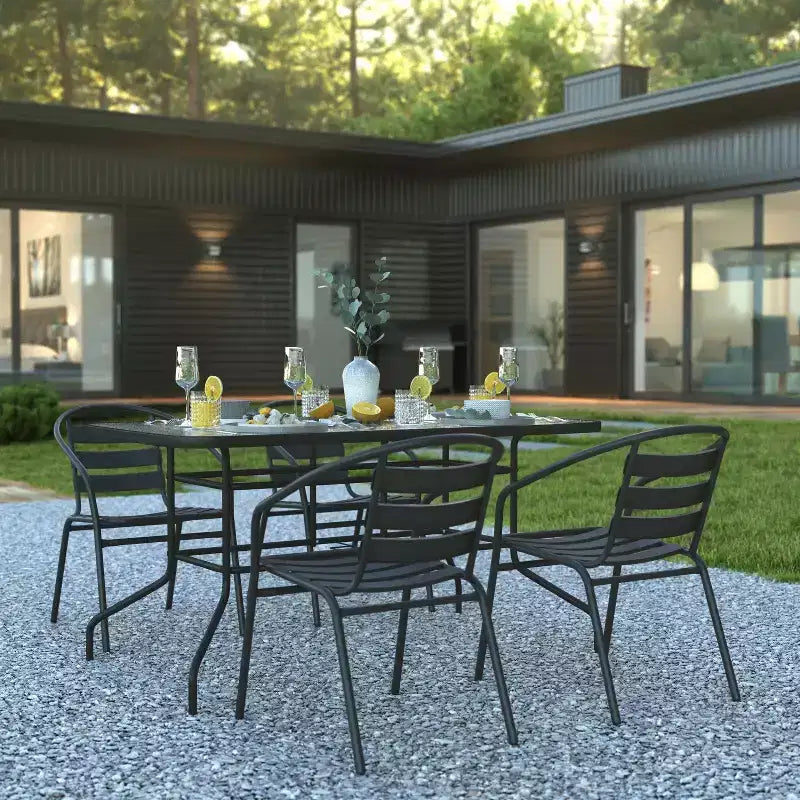 Flash Furniture Ensemble de salle à manger d'extérieur 5 pièces - Table de patio en verre trempé de 55 avec trou pour parasol, 4 chaises empilables à lattes en aluminium et métal noir