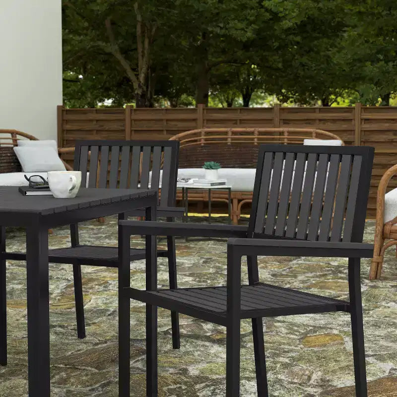 Ensemble de salle à manger 5 pièces Merrick Lane pour l'intérieur/l'extérieur avec table et quatre chaises à lattes en résine noire