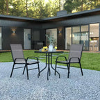 Ensemble de table de patio trois pièces Emma et Oliver avec table à cadre métallique carré avec plateau en verre trempé et deux chaises empilables Flex Comfort