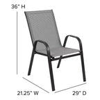 Ensemble de table de patio trois pièces Emma et Oliver avec table à cadre métallique carré avec plateau en verre trempé et deux chaises empilables Flex Comfort
