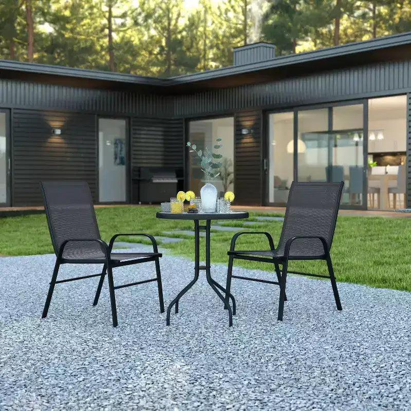 Ensemble de patio trois pièces Emma et Oliver avec table à cadre métallique rond et plateau en verre trempé et deux chaises empilables Flex Comfort