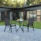 Ensemble de patio trois pièces Emma et Oliver avec table à cadre métallique rond et plateau en verre trempé et deux chaises empilables Flex Comfort