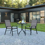 Ensemble de patio trois pièces Emma et Oliver avec table à cadre métallique rond et plateau en verre trempé et deux chaises empilables Flex Comfort