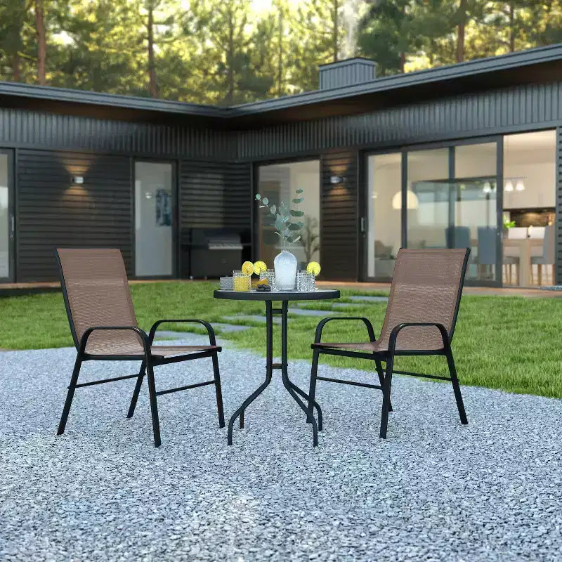 Ensemble de patio trois pièces Emma et Oliver avec table à cadre métallique rond et plateau en verre trempé et deux chaises empilables Flex Comfort