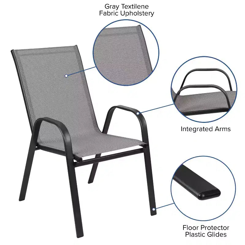 Ensemble de patio trois pièces Emma et Oliver avec table à cadre métallique rond et plateau en verre trempé et deux chaises empilables Flex Comfort