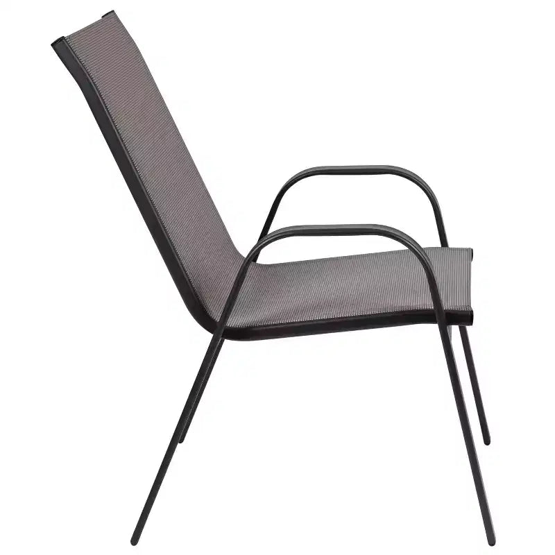 Ensemble de patio trois pièces Emma et Oliver avec table à cadre métallique rond et plateau en verre trempé et deux chaises empilables Flex Comfort