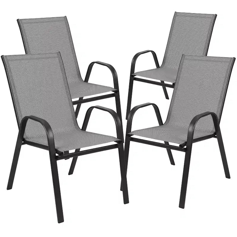 Ensemble de patio trois pièces Emma et Oliver avec table à cadre métallique rond et plateau en verre trempé et deux chaises empilables Flex Comfort