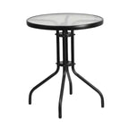 Ensemble de patio trois pièces Emma et Oliver avec table à cadre métallique rond et plateau en verre trempé et deux chaises empilables Flex Comfort