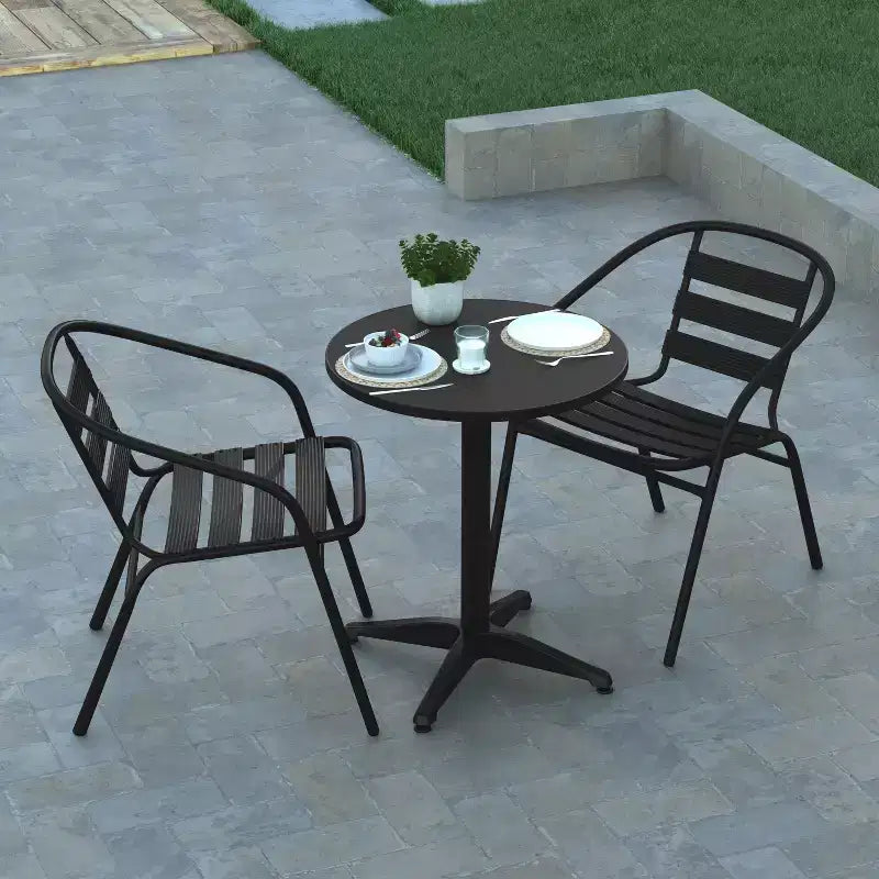 Ensemble table ronde d'intérieur-extérieur en aluminium 23,5 po Emma et Oliver avec 2 chaises à dossier à lattes