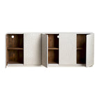 Credenza a cinque ante in legno massello di mango con ante a rilievo e finitura bianco costiero