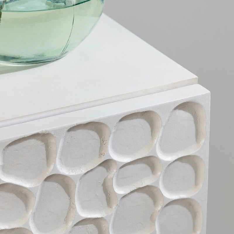 Credenza a cinque ante in legno massello di mango con ante a rilievo e finitura bianco costiero