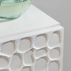Credenza a cinque ante in legno massello di mango con ante a rilievo e finitura bianco costiero
