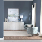 Credenza a cinque ante in legno massello di mango con ante a rilievo e finitura bianco costiero
