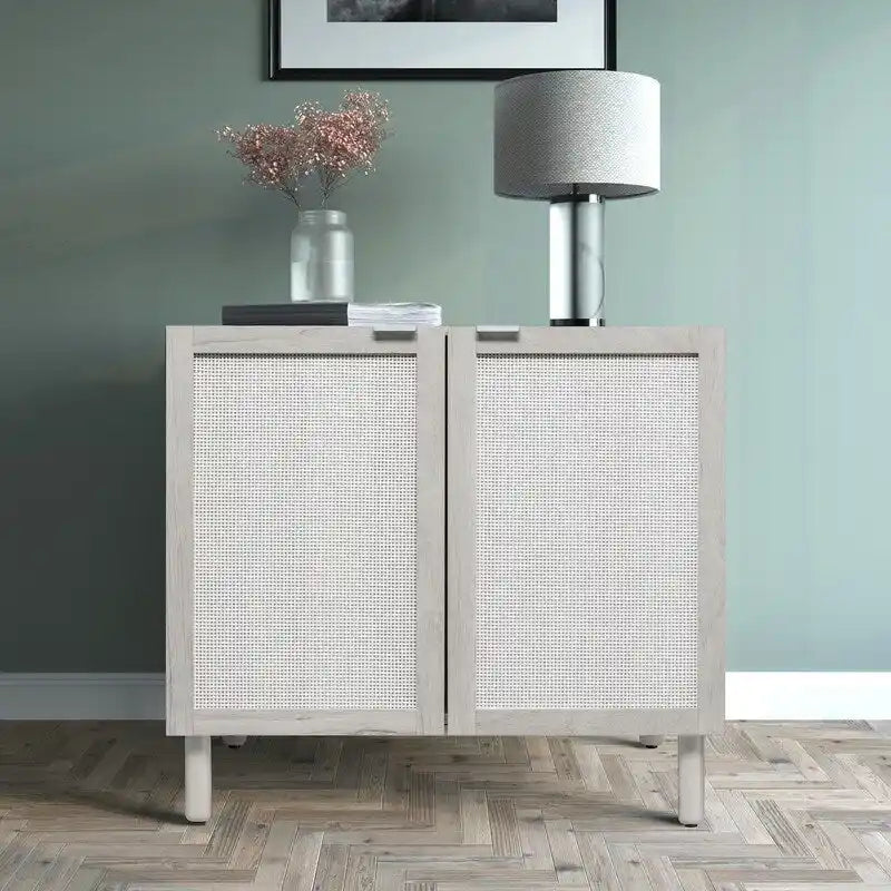 Mobiletto a 2 ante in rattan con gambe cilindriche in legno e ripiano regolabile – Sabbia