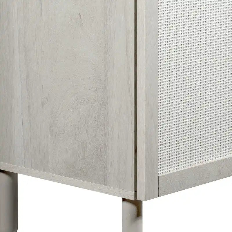 Mobiletto a 2 ante in rattan con gambe cilindriche in legno e ripiano regolabile – Sabbia