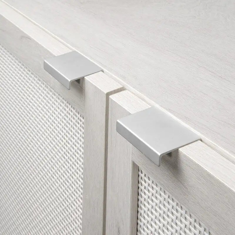 Mobiletto a 2 ante in rattan con gambe cilindriche in legno e ripiano regolabile – Sabbia