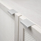 Mobiletto a 2 ante in rattan con gambe cilindriche in legno e ripiano regolabile – Sabbia