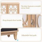 Credenza con ante in vetro e maniglia argentata per soggiorno